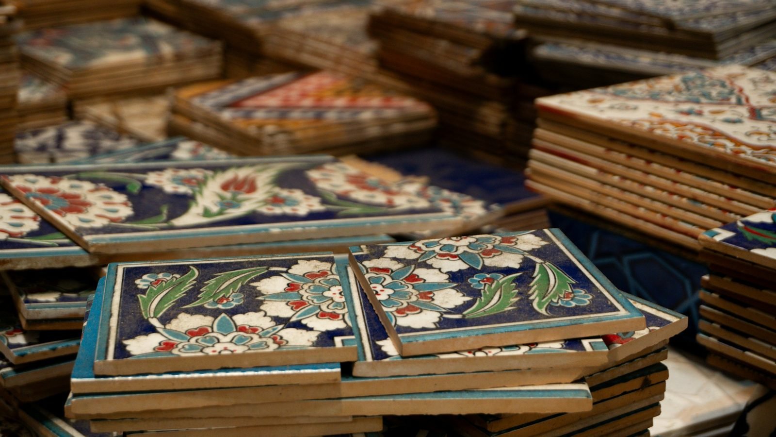 Piles de carreaux décorés anciens, posés en quinconce