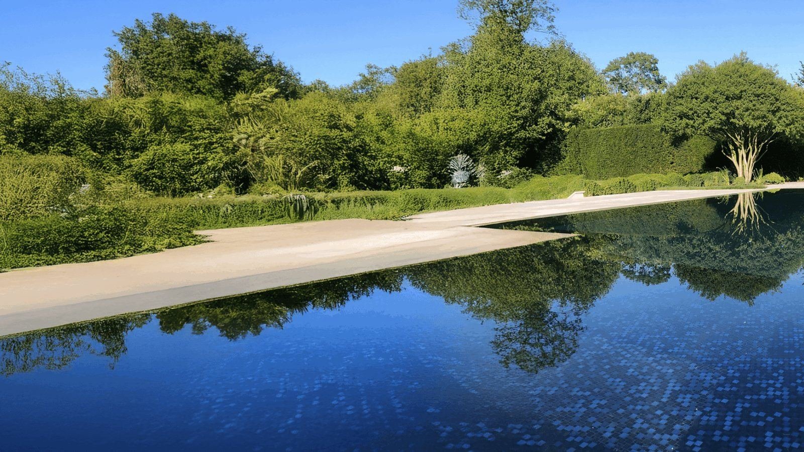 Bassin miroir et plage en pierre, jardin genevois