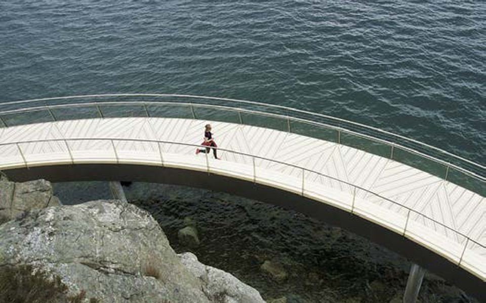 Passerelle courbe en bois Accoya gris au-dessus de l'eau