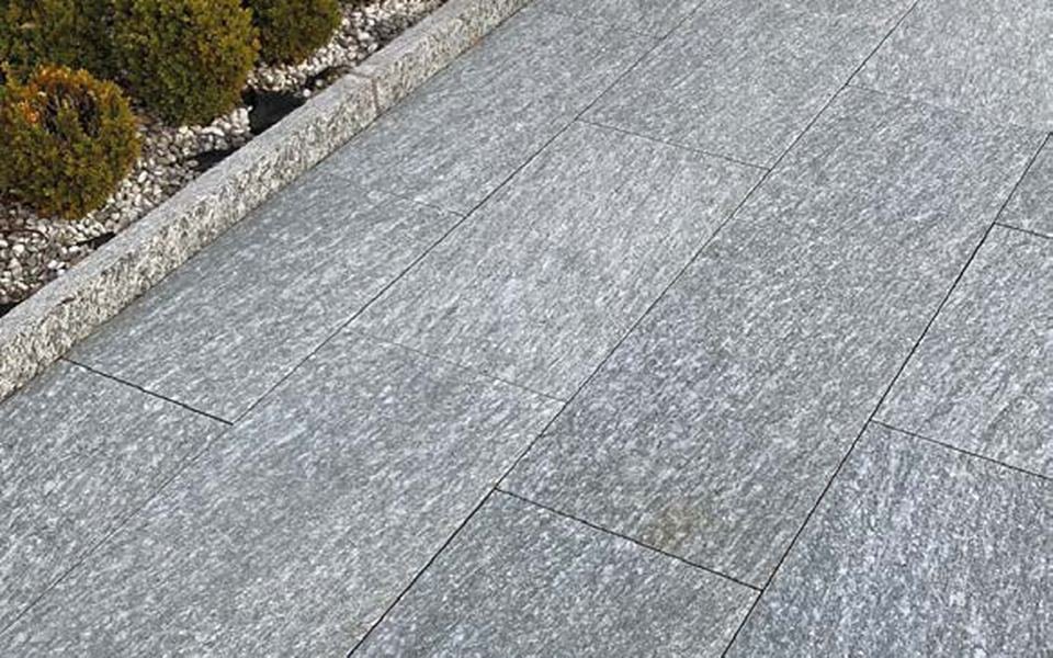 Dalles de pierre Luserna gris-vert sciées, bordure de jardin