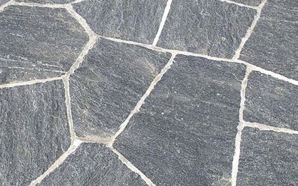 Terrasse en gneiss du Tessin posé en opus incertum, dalles grises irrégulières