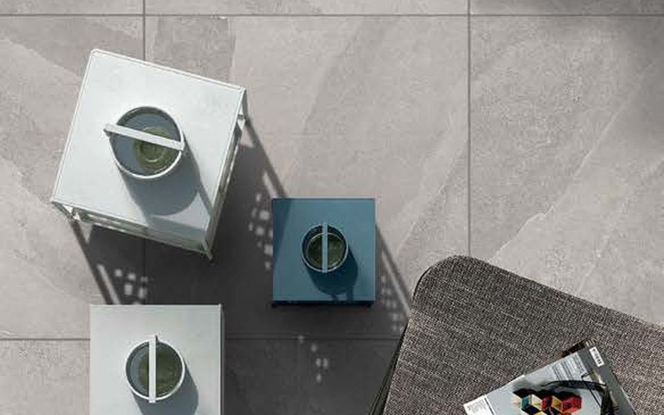 Dalles céramique gris clair vues du dessus, terrasse extérieure