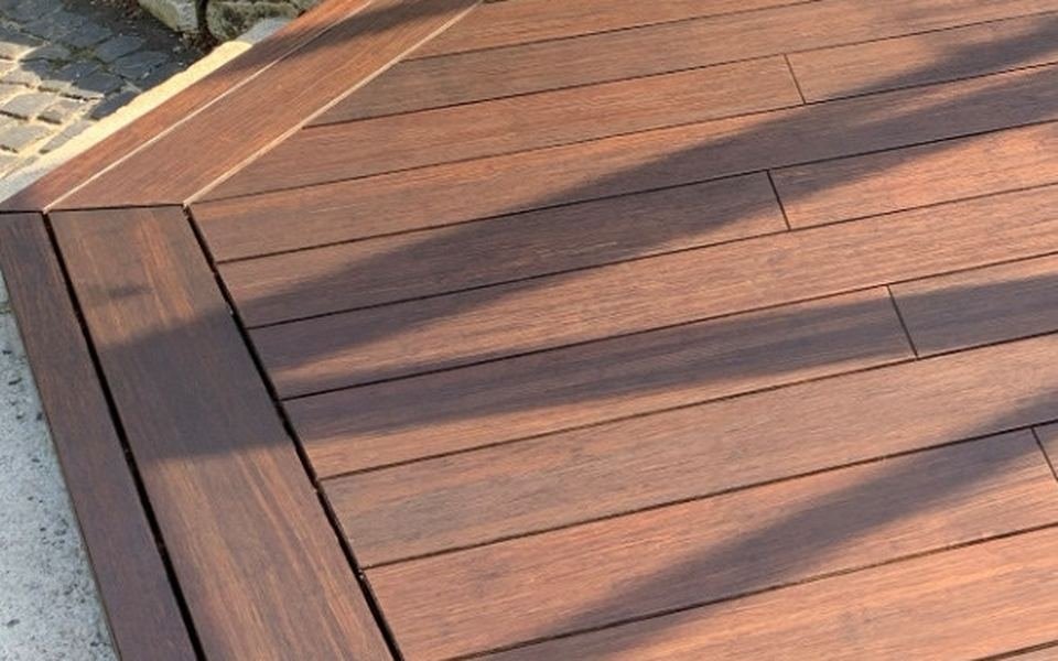 Gros plan sur des lames de terrasse en bambou brun