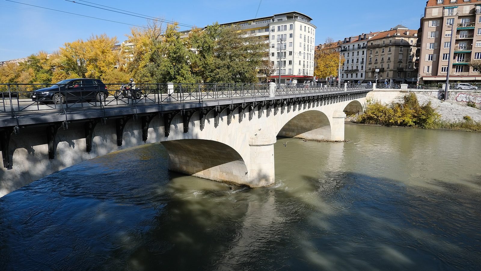 Le pont de Carouge sur l'Arve, les immeubles de Carouge derrière