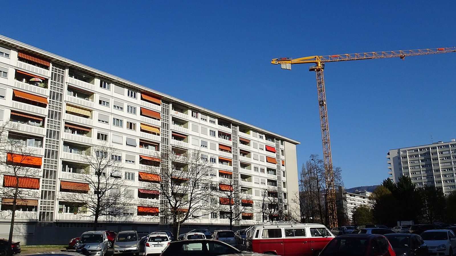 Lancy : des immeubles d'habitation des années 1960 et, derrière, une grue de chantier