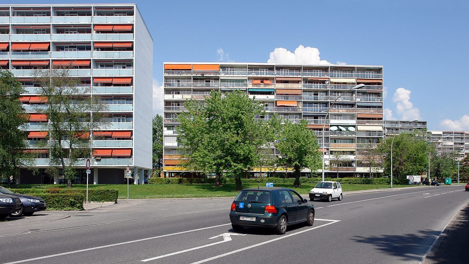 La Cité de Meyrin : les immeubles des années 1960 aux balcons colorés