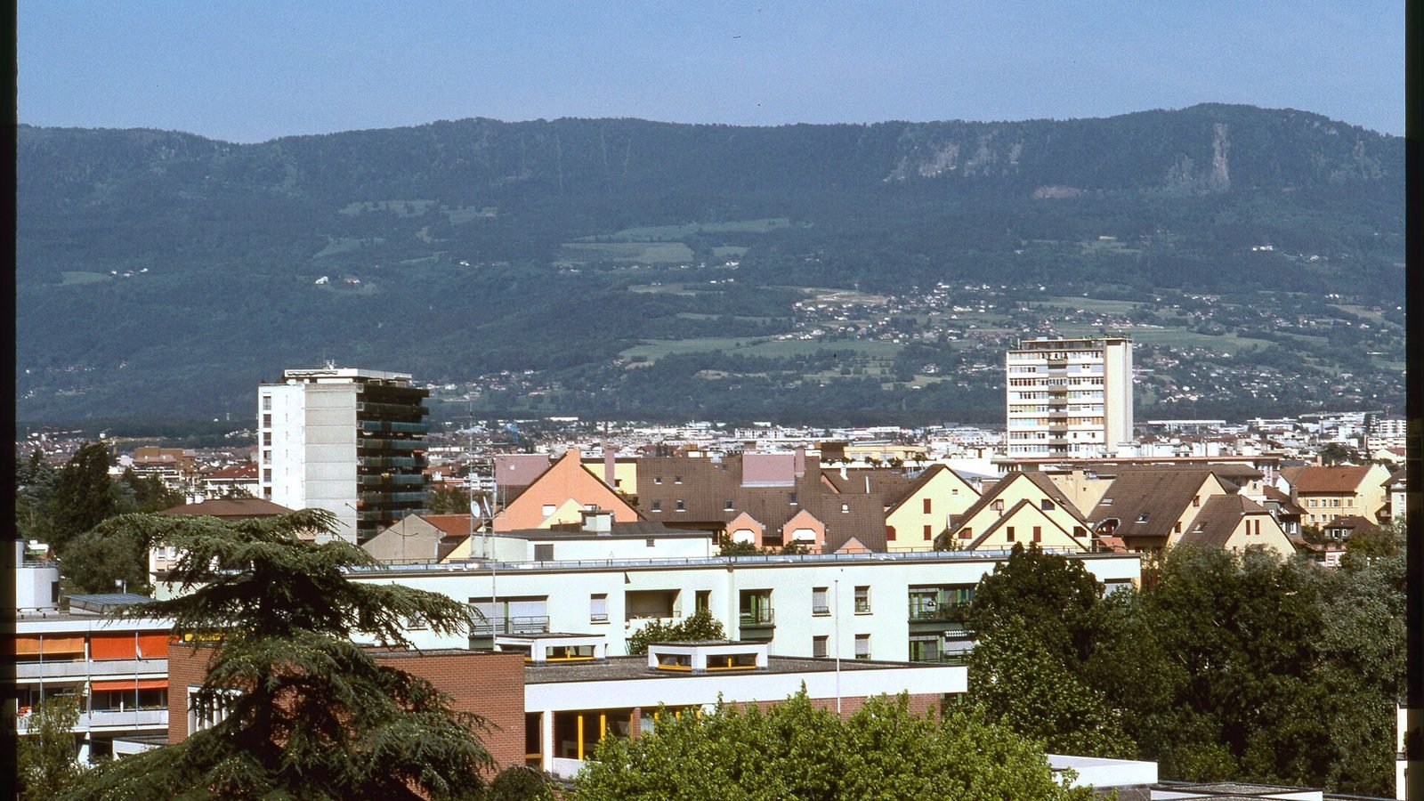 Thônex : toits, immeubles et villas, le Salève en arrière-plan