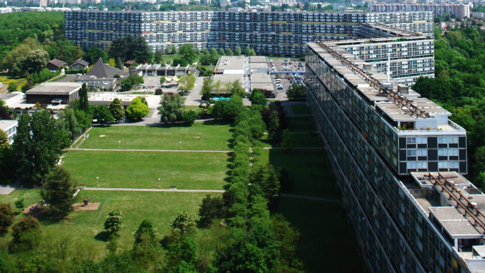 Le Lignon à Vernier, vu du ciel : la longue barre d'immeubles des années 1960 et ses espaces verts