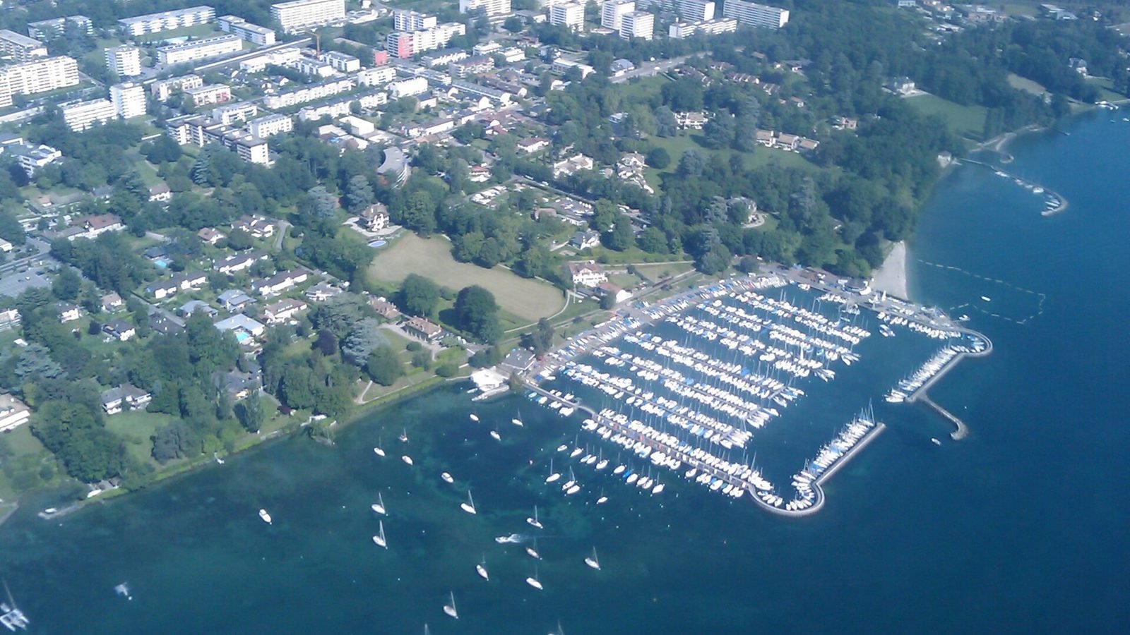 Versoix et son port de plaisance vus du ciel, au bord du Léman